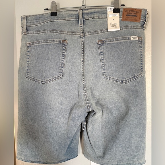 NWT Levi’s Bermuda 9” Shorts - Picture 3 of 5
